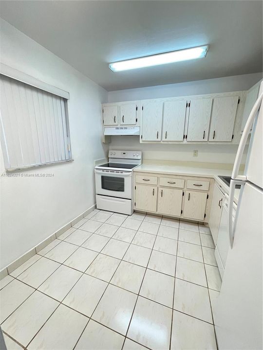 Active With Contract: $1,900 (1 beds, 1 baths, 712 Square Feet)