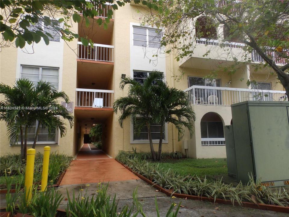 Active With Contract: $1,900 (1 beds, 1 baths, 712 Square Feet)