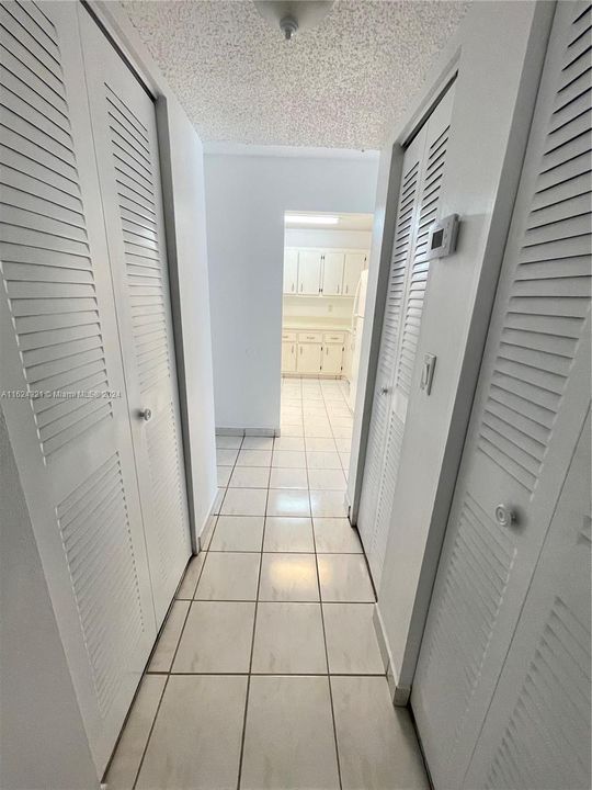 Active With Contract: $1,900 (1 beds, 1 baths, 712 Square Feet)