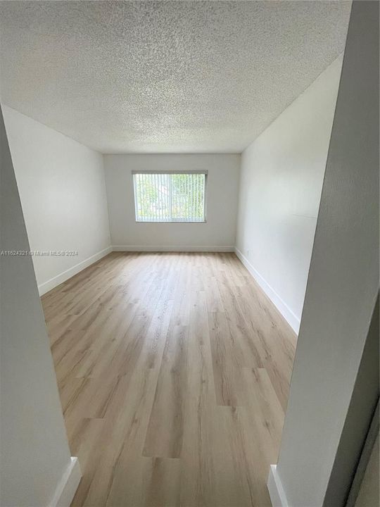 Active With Contract: $1,900 (1 beds, 1 baths, 712 Square Feet)