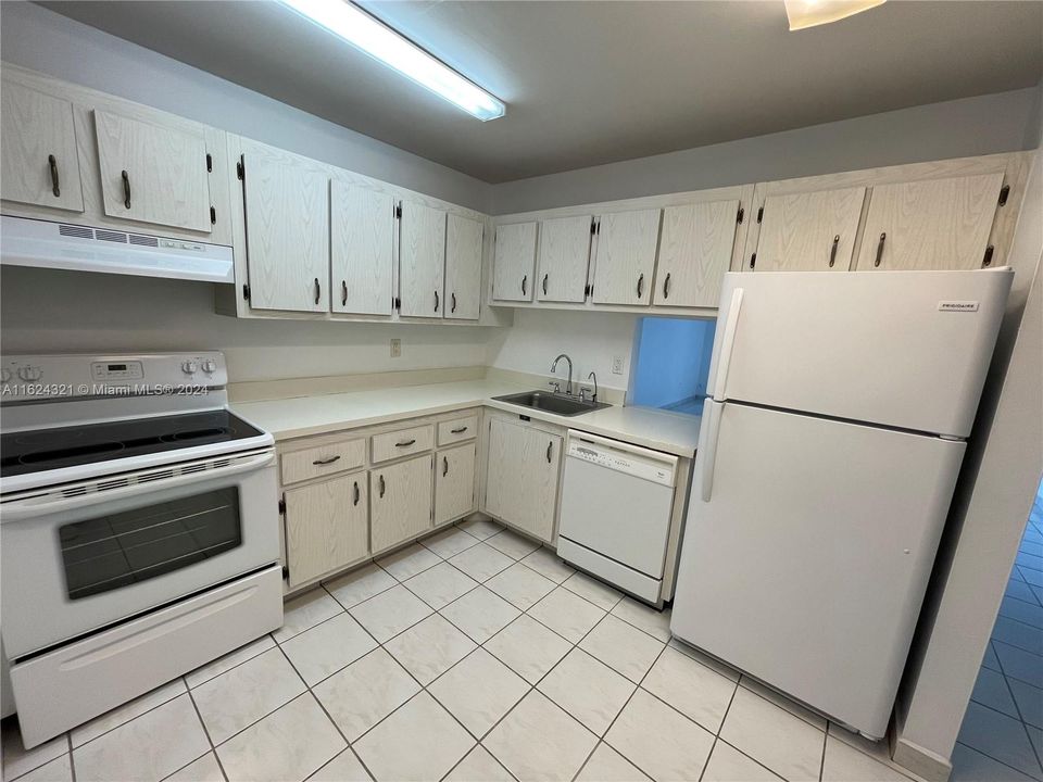 Active With Contract: $1,900 (1 beds, 1 baths, 712 Square Feet)