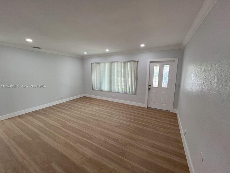 Active With Contract: $3,500 (3 beds, 2 baths, 1611 Square Feet)