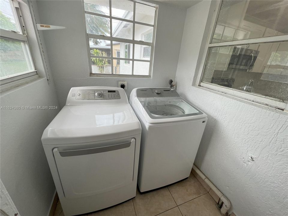 Active With Contract: $3,500 (3 beds, 2 baths, 1611 Square Feet)