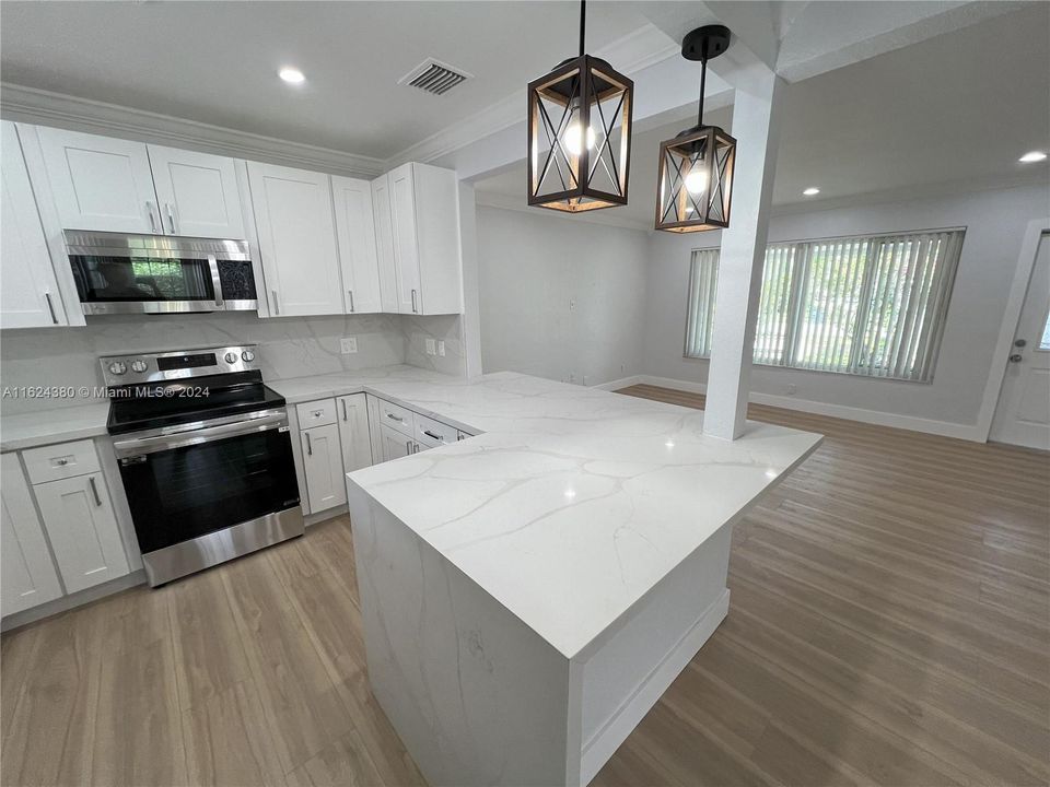 Active With Contract: $3,500 (3 beds, 2 baths, 1611 Square Feet)