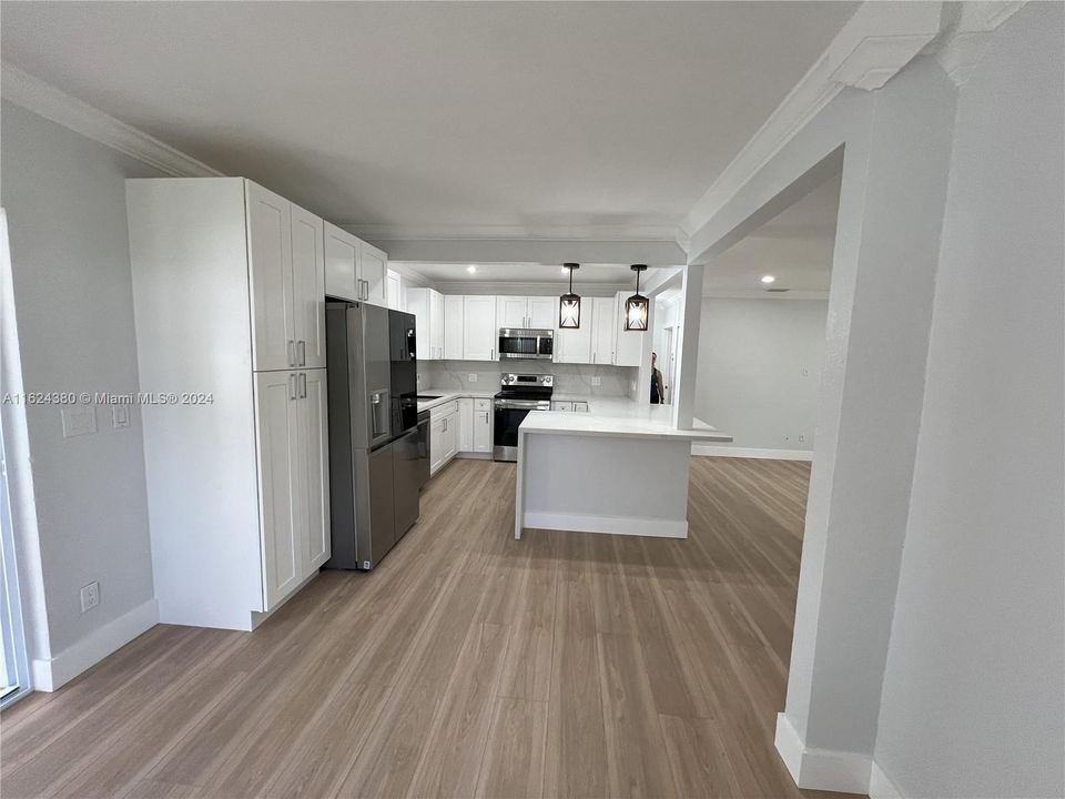 Active With Contract: $3,500 (3 beds, 2 baths, 1611 Square Feet)