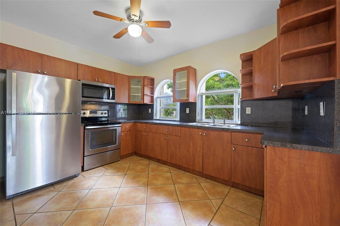 For Sale: $475,000 (2 beds, 2 baths, 1160 Square Feet)