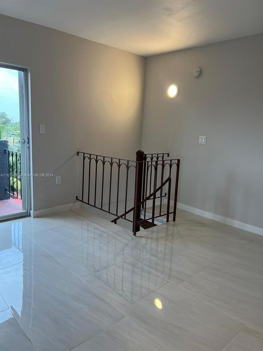 For Sale: $230,000 (1 beds, 1 baths, 742 Square Feet)