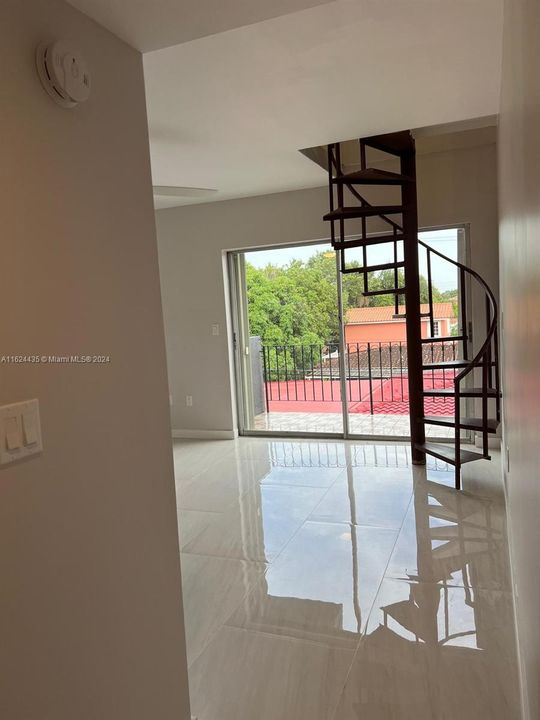 For Sale: $230,000 (1 beds, 1 baths, 742 Square Feet)