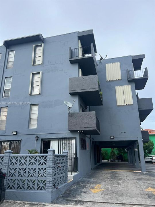 For Sale: $230,000 (1 beds, 1 baths, 742 Square Feet)