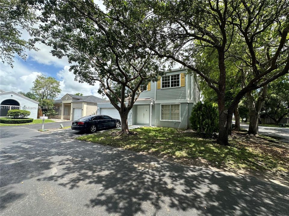 Active With Contract: $3,500 (4 beds, 2 baths, 1988 Square Feet)