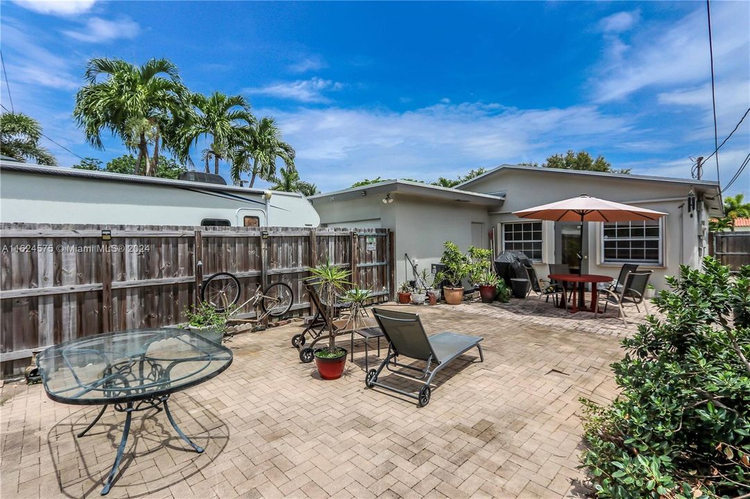 For Sale: $549,900 (2 beds, 2 baths, 1362 Square Feet)