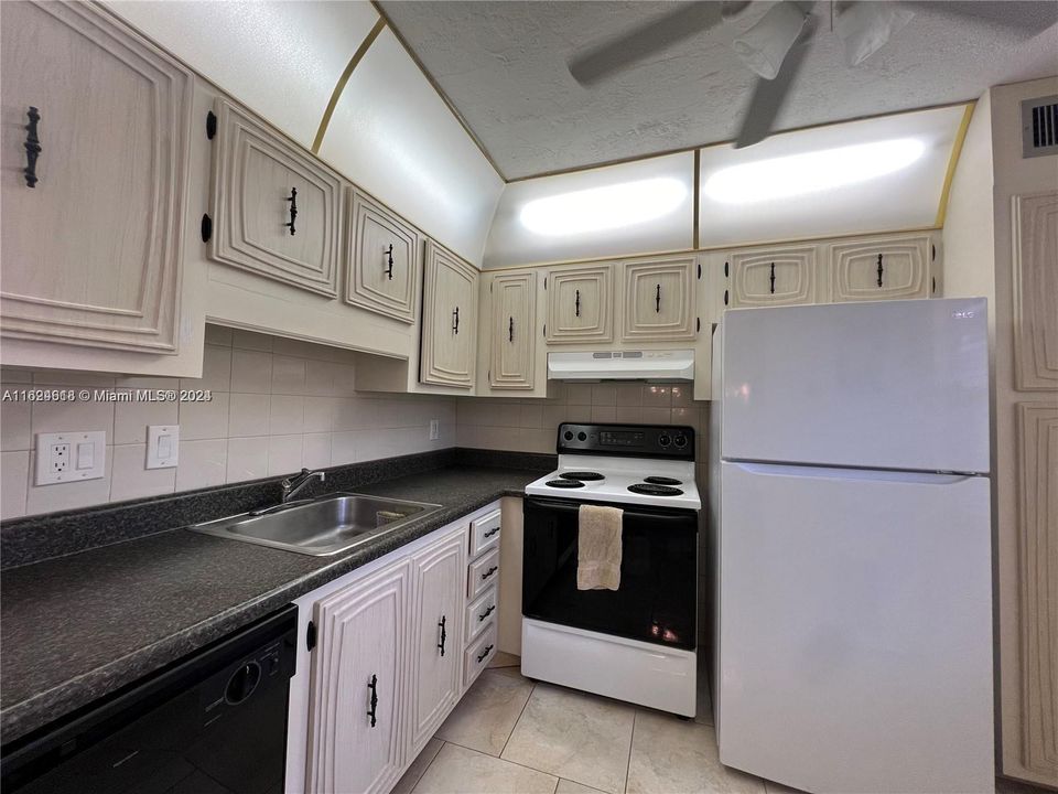 For Rent: $1,400 (1 beds, 1 baths, 748 Square Feet)