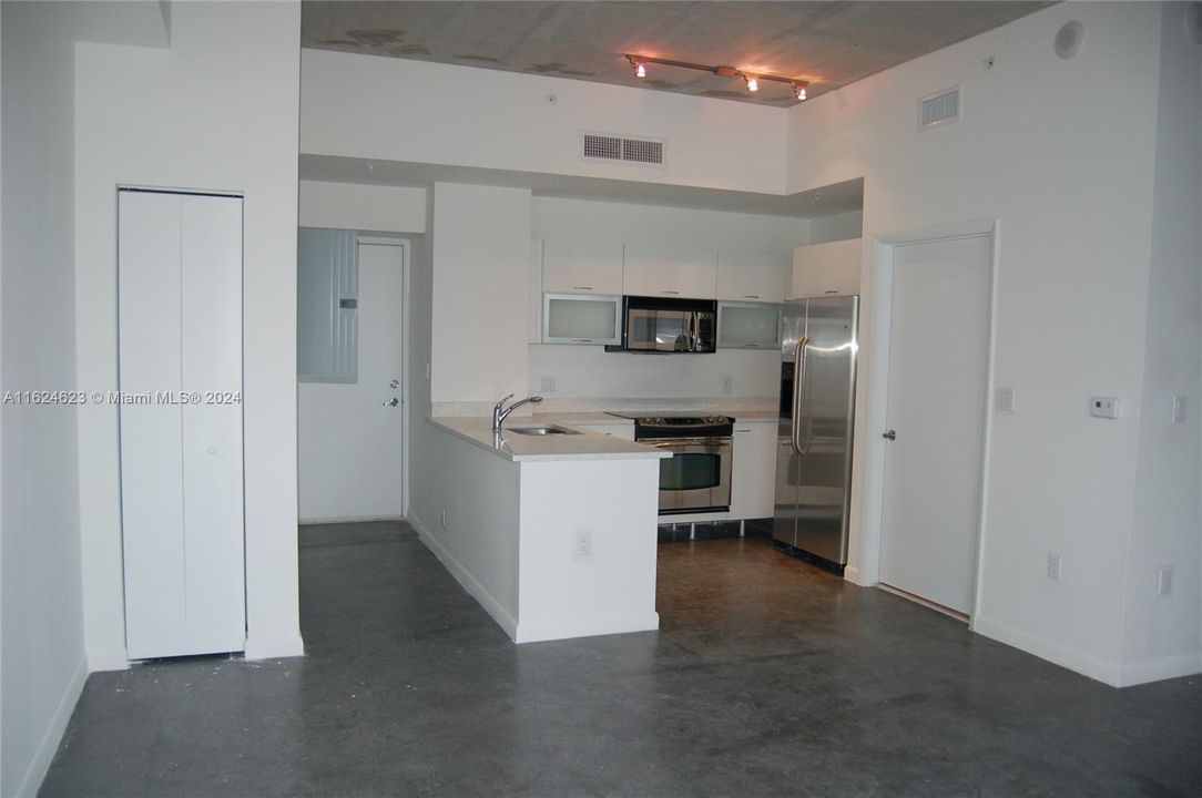 For Sale: $344,000 (1 beds, 1 baths, 639 Square Feet)