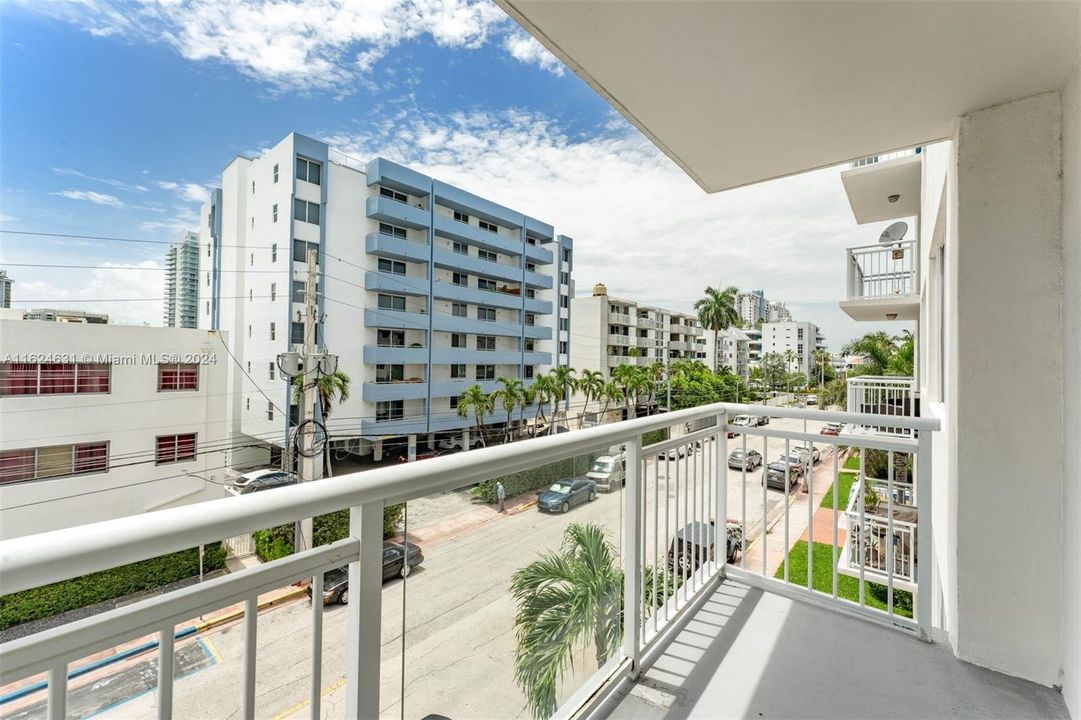 Active With Contract: $359,000 (1 beds, 1 baths, 718 Square Feet)