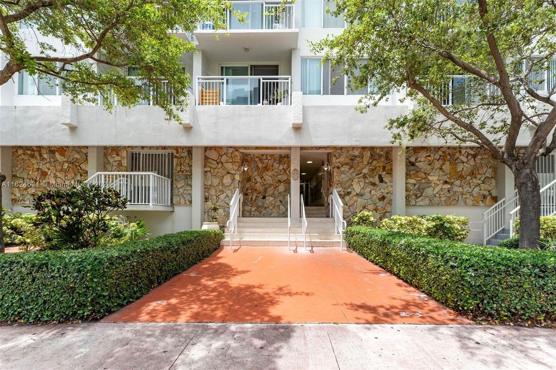 Active With Contract: $359,000 (1 beds, 1 baths, 718 Square Feet)