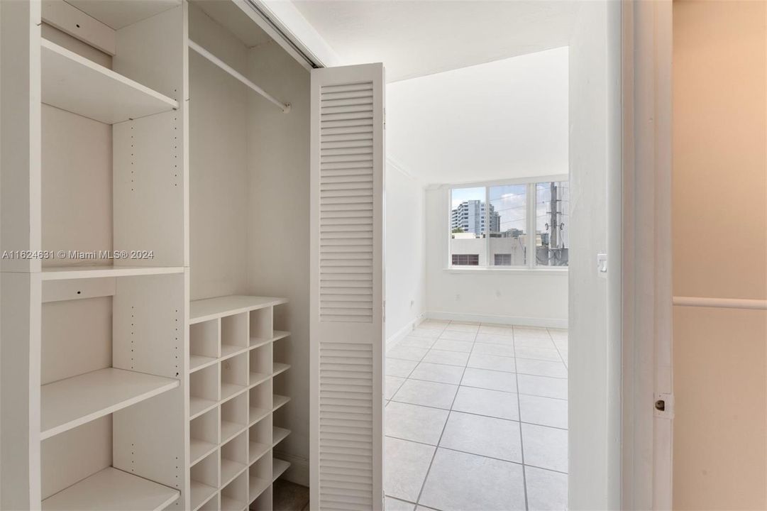 Active With Contract: $359,000 (1 beds, 1 baths, 718 Square Feet)