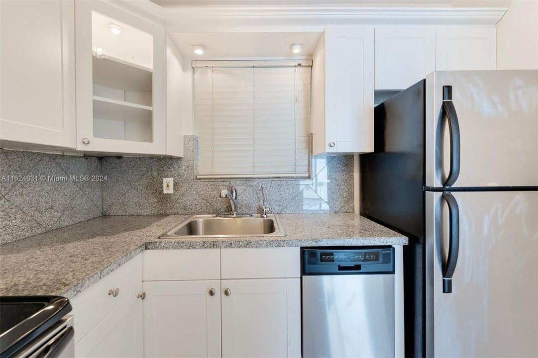 Active With Contract: $359,000 (1 beds, 1 baths, 718 Square Feet)