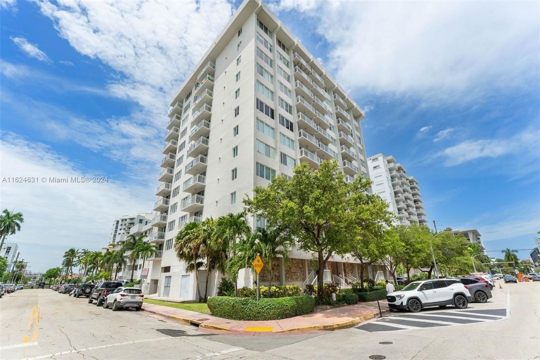 Active With Contract: $359,000 (1 beds, 1 baths, 718 Square Feet)