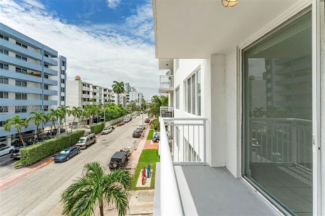 Active With Contract: $359,000 (1 beds, 1 baths, 718 Square Feet)