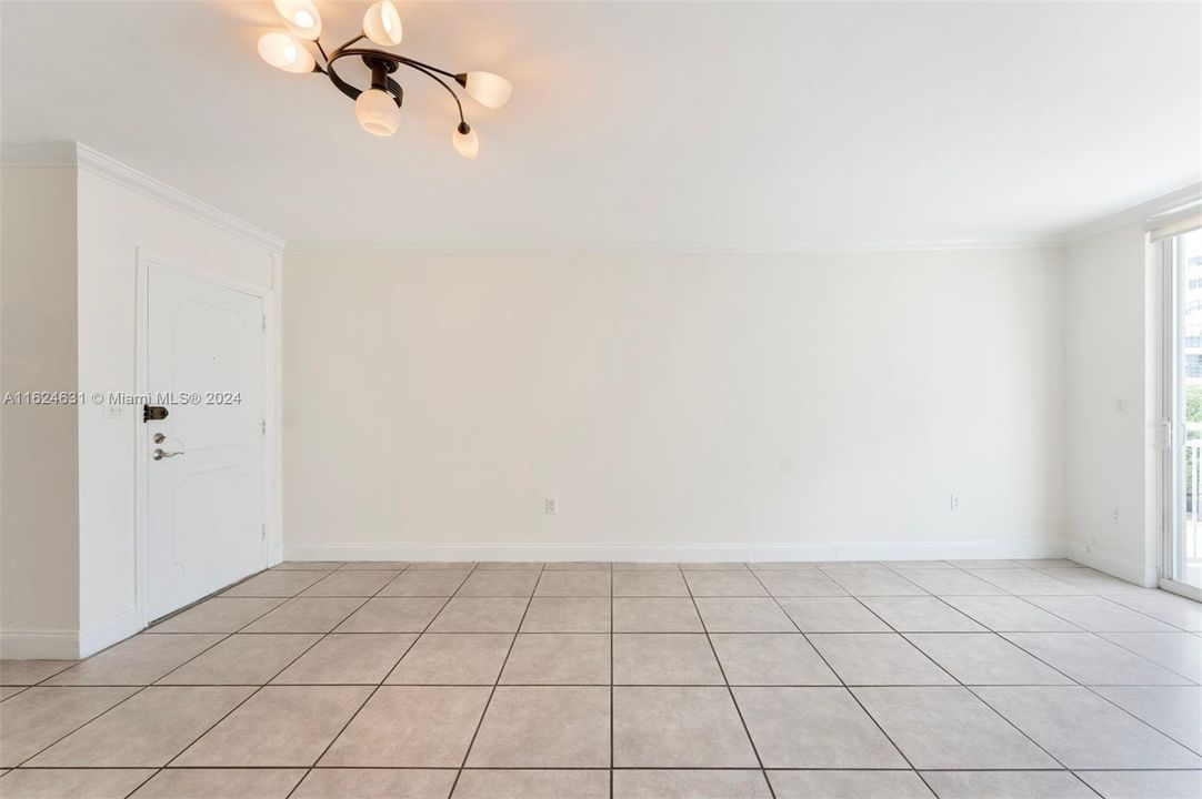 Active With Contract: $359,000 (1 beds, 1 baths, 718 Square Feet)