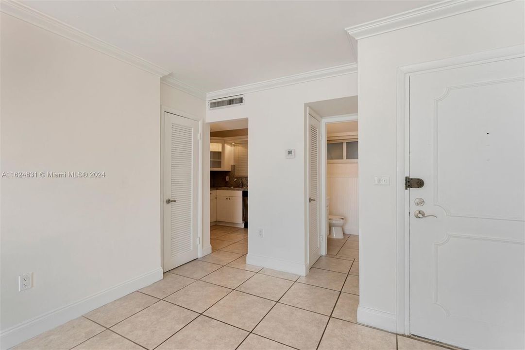 Active With Contract: $359,000 (1 beds, 1 baths, 718 Square Feet)