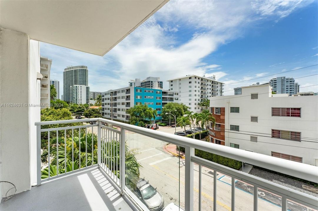 Active With Contract: $359,000 (1 beds, 1 baths, 718 Square Feet)