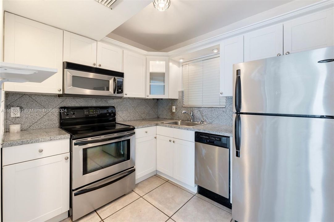 Active With Contract: $359,000 (1 beds, 1 baths, 718 Square Feet)