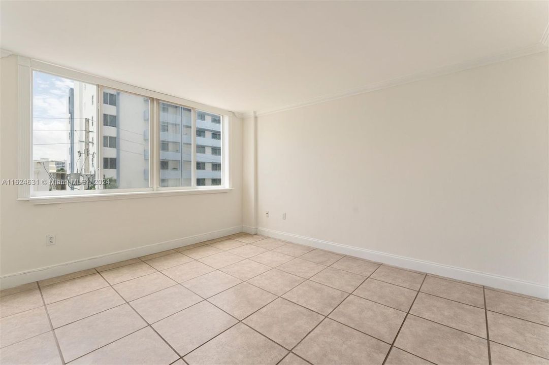 Active With Contract: $359,000 (1 beds, 1 baths, 718 Square Feet)