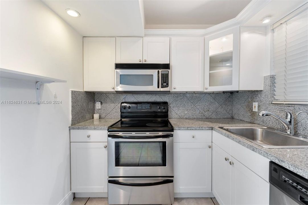 Active With Contract: $359,000 (1 beds, 1 baths, 718 Square Feet)