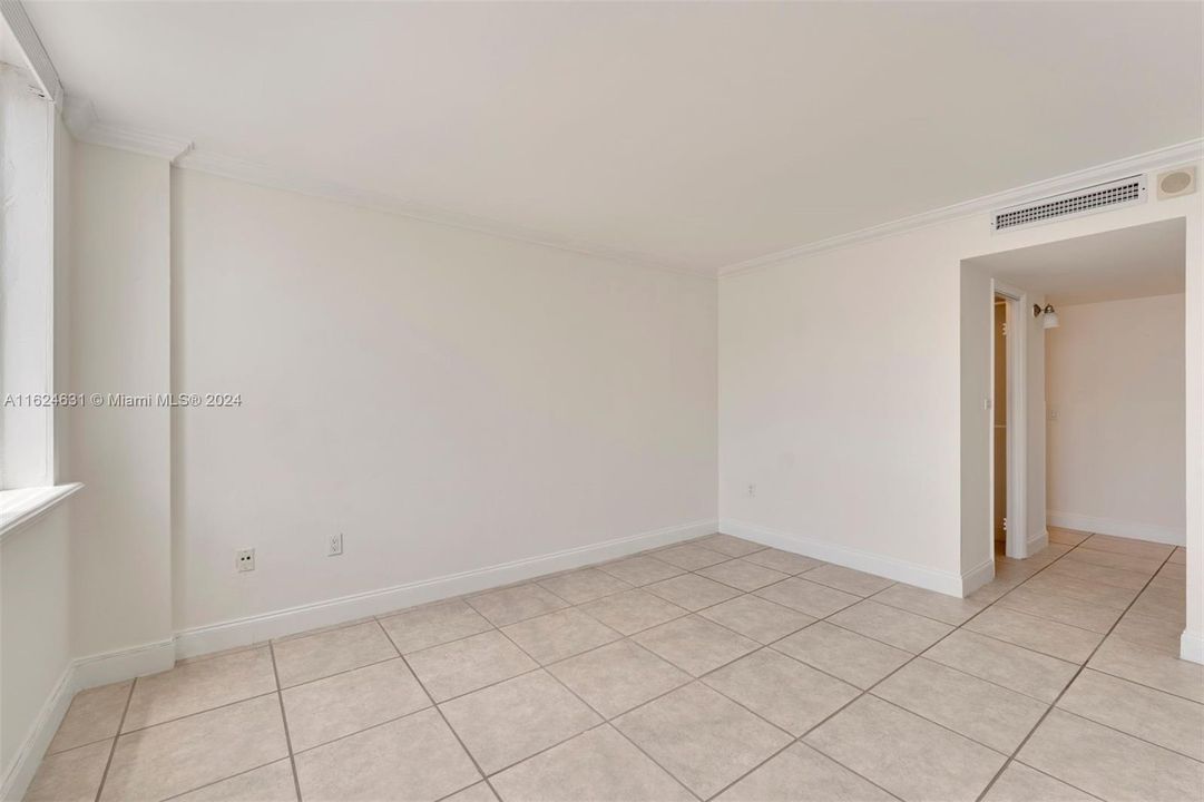 Active With Contract: $359,000 (1 beds, 1 baths, 718 Square Feet)