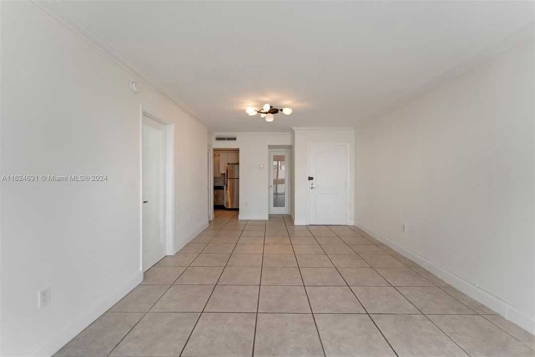 Active With Contract: $359,000 (1 beds, 1 baths, 718 Square Feet)