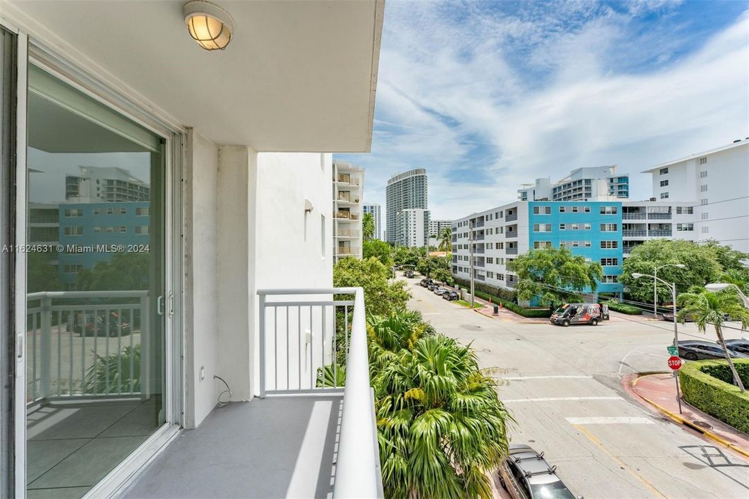 Active With Contract: $359,000 (1 beds, 1 baths, 718 Square Feet)