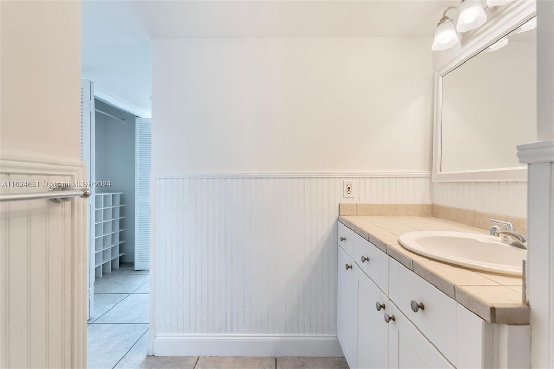 Active With Contract: $359,000 (1 beds, 1 baths, 718 Square Feet)