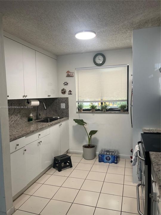 Active With Contract: $2,400 (3 beds, 2 baths, 972 Square Feet)