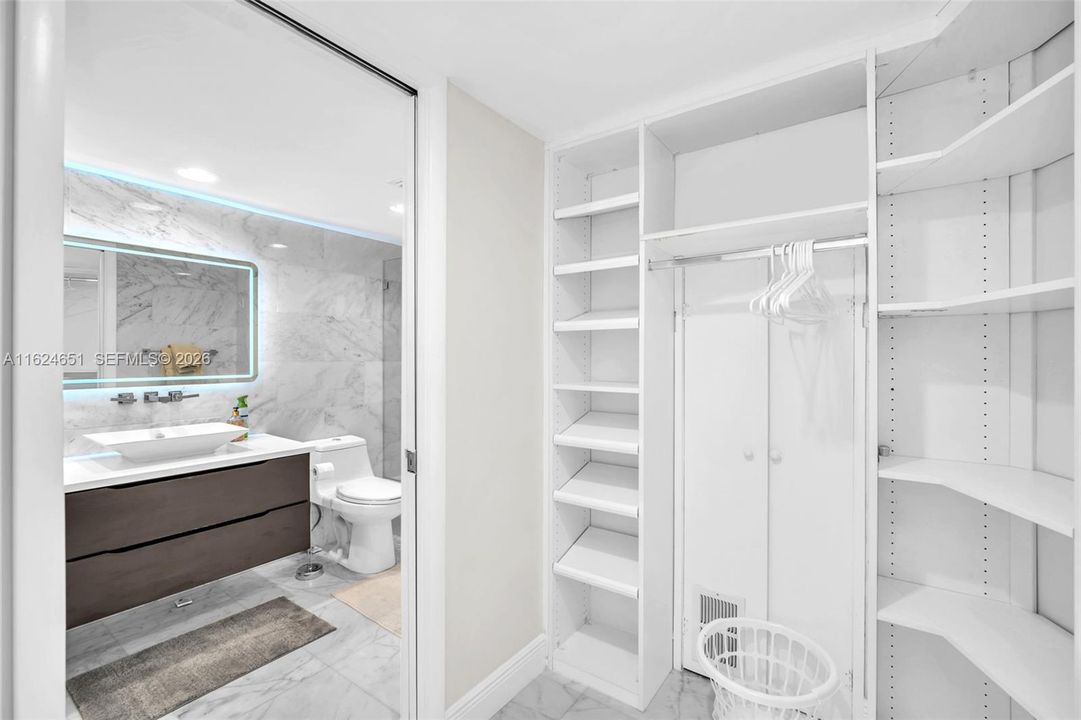 В аренду: $4,500 (2 спален, 2 ванн, 1219 Квадратных фут)