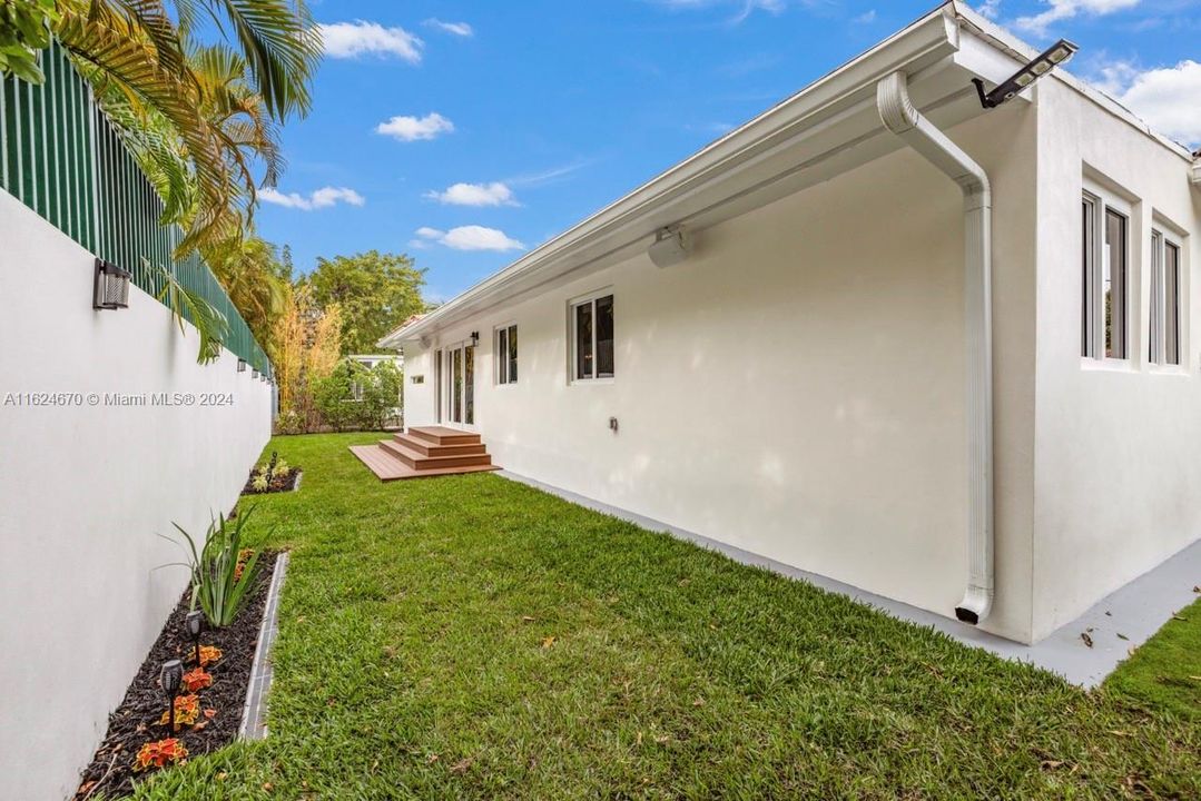 Active With Contract: $10,400 (3 beds, 3 baths, 2296 Square Feet)