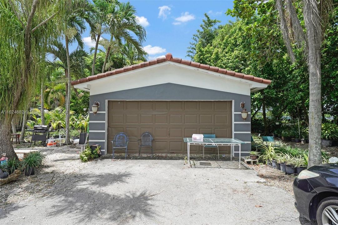 For Sale: $1,400,000 (3 beds, 2 baths, 2564 Square Feet)