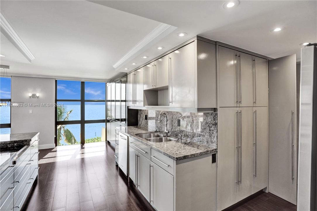 For Sale: $2,095,000 (2 beds, 2 baths, 1782 Square Feet)