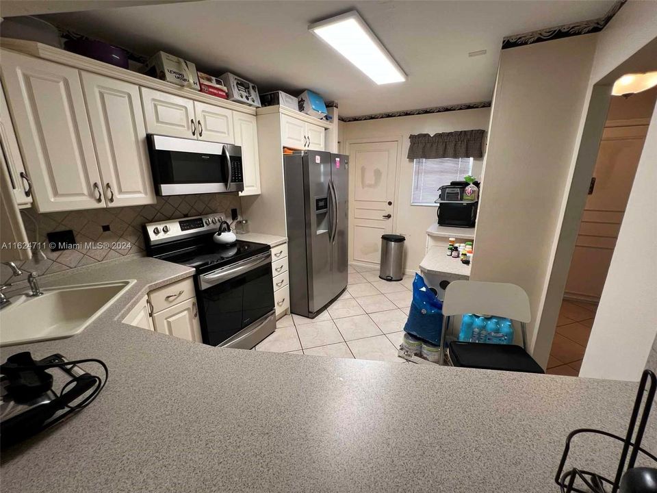 For Sale: $160,000 (1 beds, 1 baths, 1036 Square Feet)