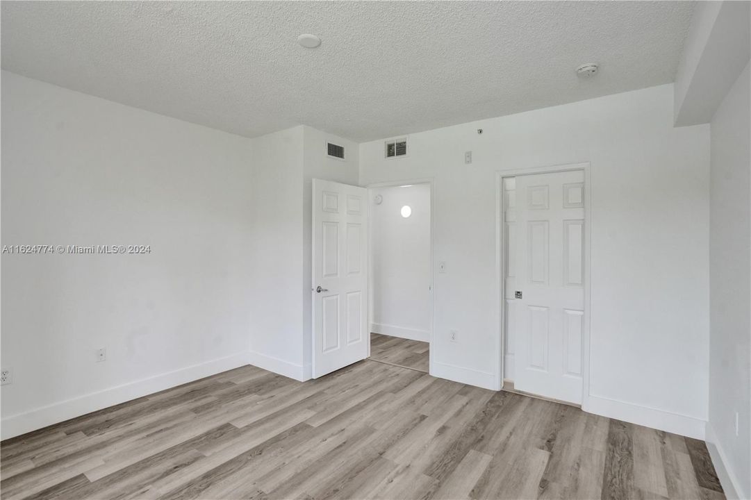 Active With Contract: $229,000 (1 beds, 1 baths, 691 Square Feet)