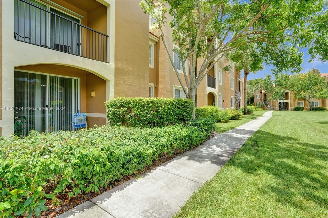 Active With Contract: $229,000 (1 beds, 1 baths, 691 Square Feet)