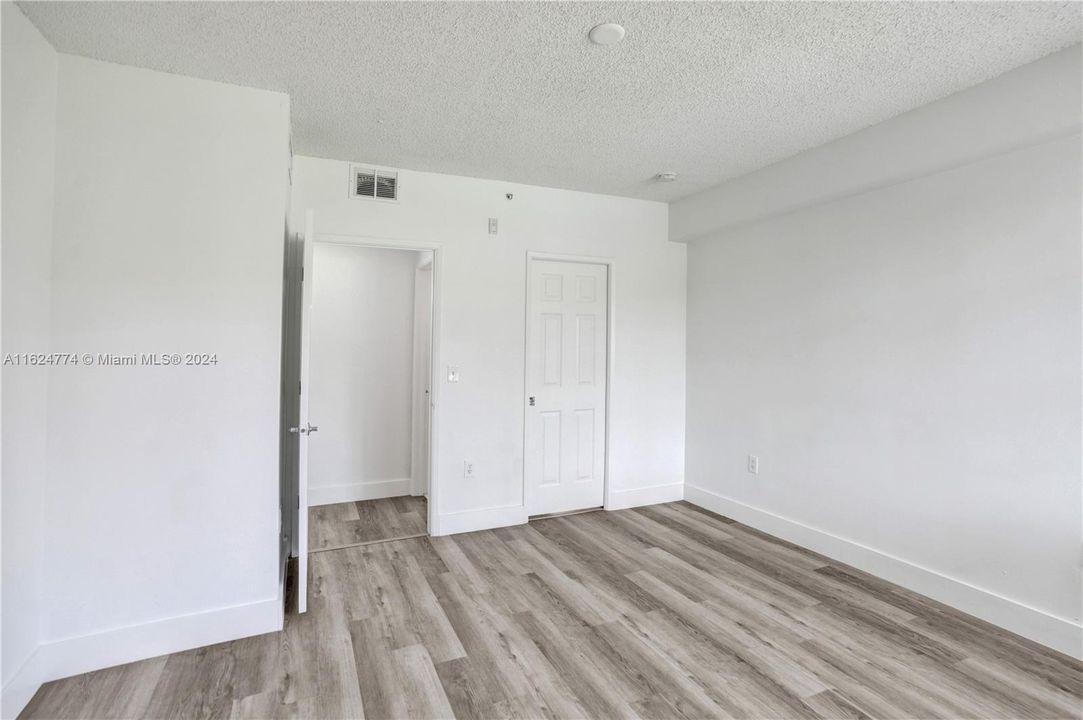 Active With Contract: $229,000 (1 beds, 1 baths, 691 Square Feet)