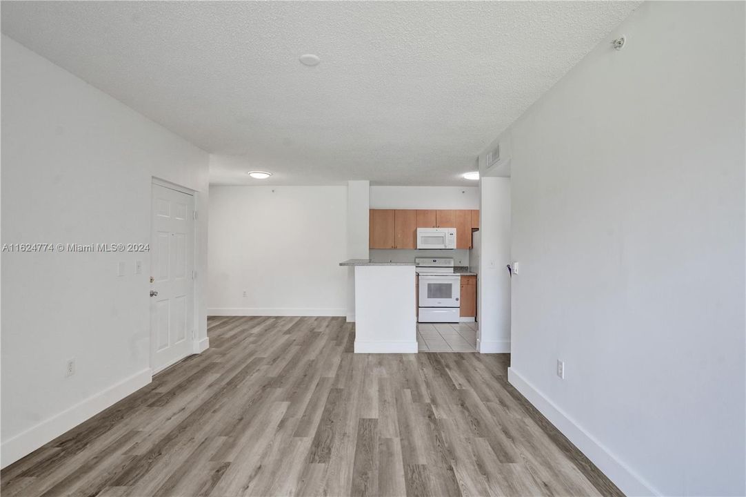 Active With Contract: $229,000 (1 beds, 1 baths, 691 Square Feet)