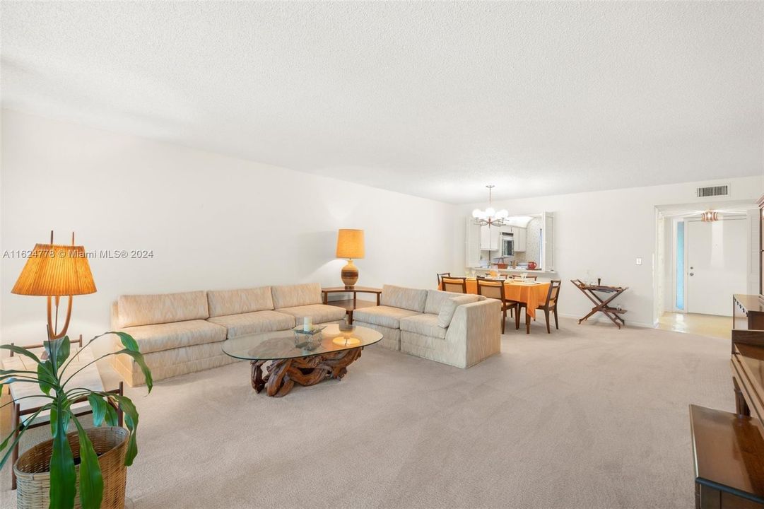 Active With Contract: $199,900 (2 beds, 2 baths, 1380 Square Feet)