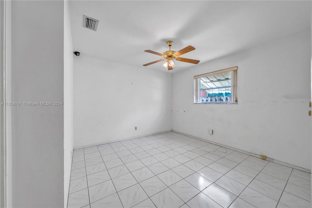 Vendido Recientemente: $569,950 (3 camas, 2 baños, 1856 Pies cuadrados)