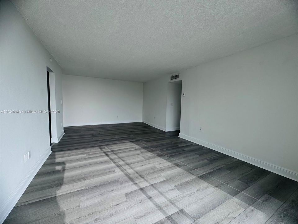 Active With Contract: $2,000 (2 beds, 2 baths, 1036 Square Feet)