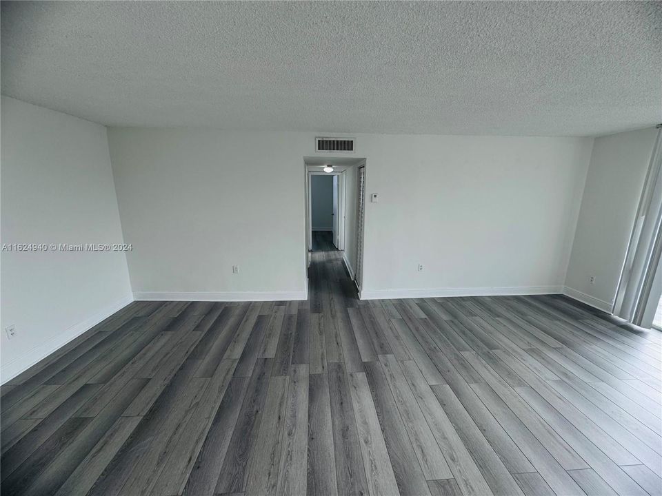 Active With Contract: $2,000 (2 beds, 2 baths, 1036 Square Feet)