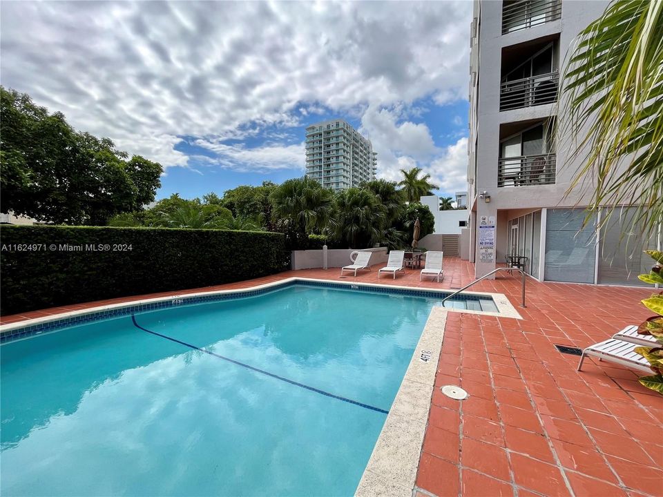 Active With Contract: $330,000 (1 beds, 1 baths, 715 Square Feet)