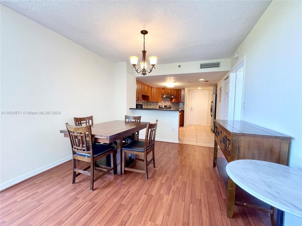 Active With Contract: $330,000 (1 beds, 1 baths, 715 Square Feet)