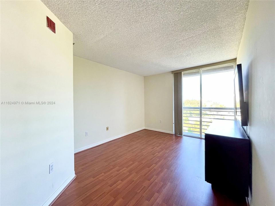 Active With Contract: $330,000 (1 beds, 1 baths, 715 Square Feet)